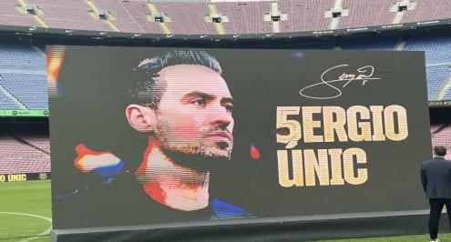 رسالة ميسي وجوارديولا وظهور ممثل ريال مدريد.. لقطات من حفل وداع بوسكيتس (فيديو وصور)